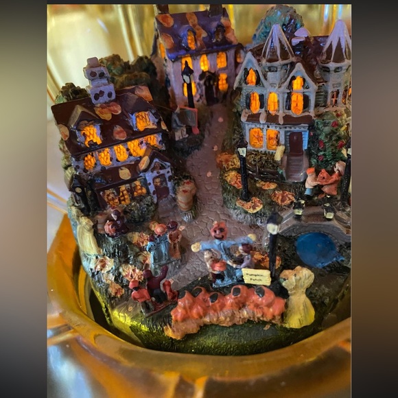 Thomas Kinkade Illuminated Glass Pumpkin "Reflections Of A Harvest Season". - Picture 2 of 10